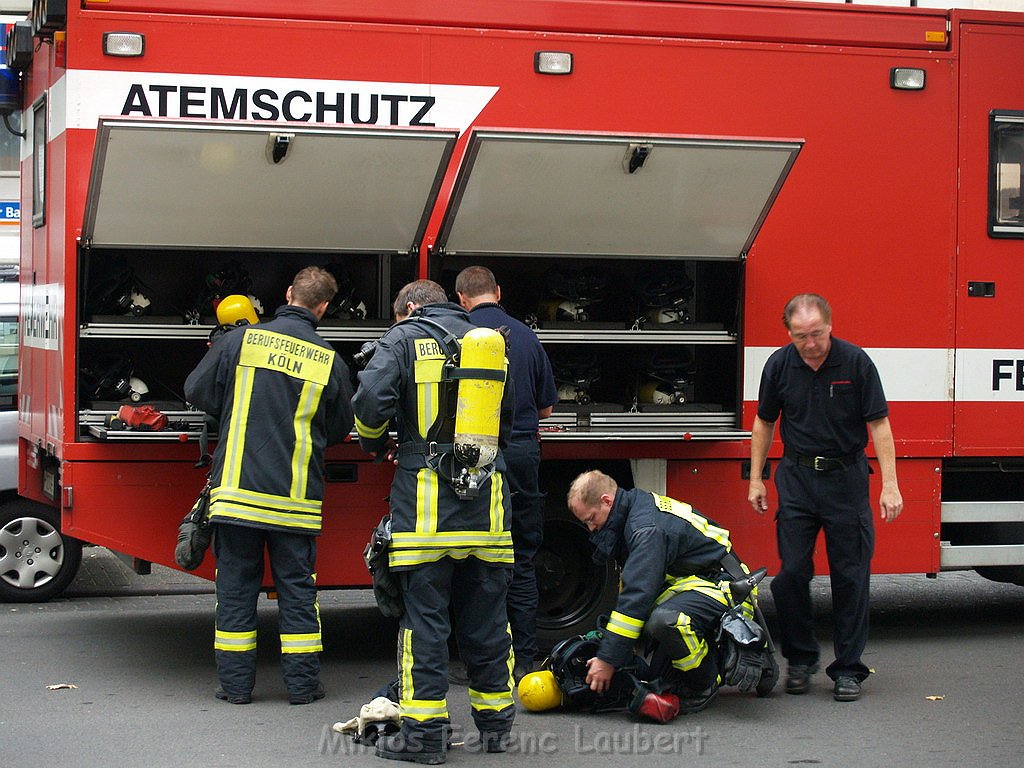 Schwerer Kellerbrand Koeln Ehrenfeld Venloerstr P088.JPG